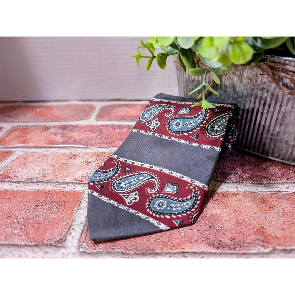 Vintage Bugle Boy Company 100% Italian Silk Men’s Neck Tie Made In USA Paisley